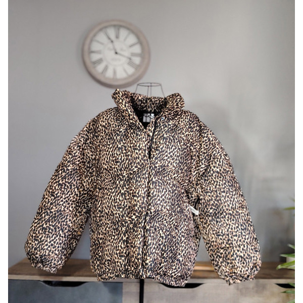 Daunenjacke mit Leopardenmuster