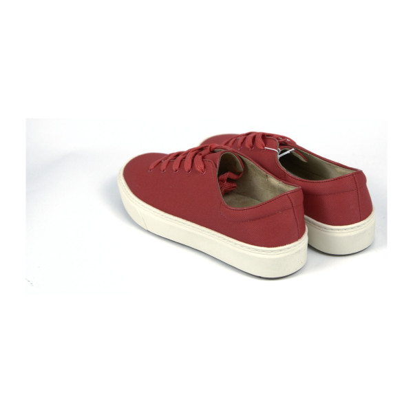 Zapatillas de lona rojas con cordones — Amazon Essentials
