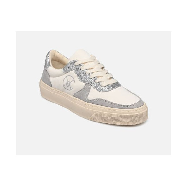 look urbain avec basket pailletée gris Bilbao