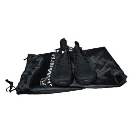 Black sneakers, discreet & chic