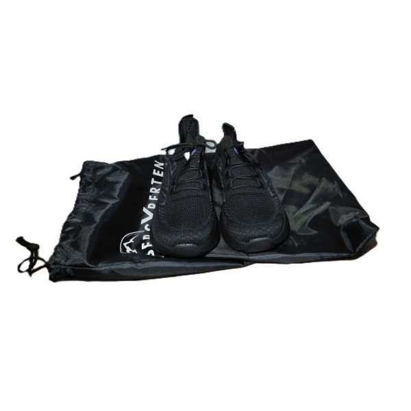 Black sneakers, discreet & chic