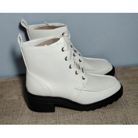 Women's ecru boots - Chic and refined moccasin style